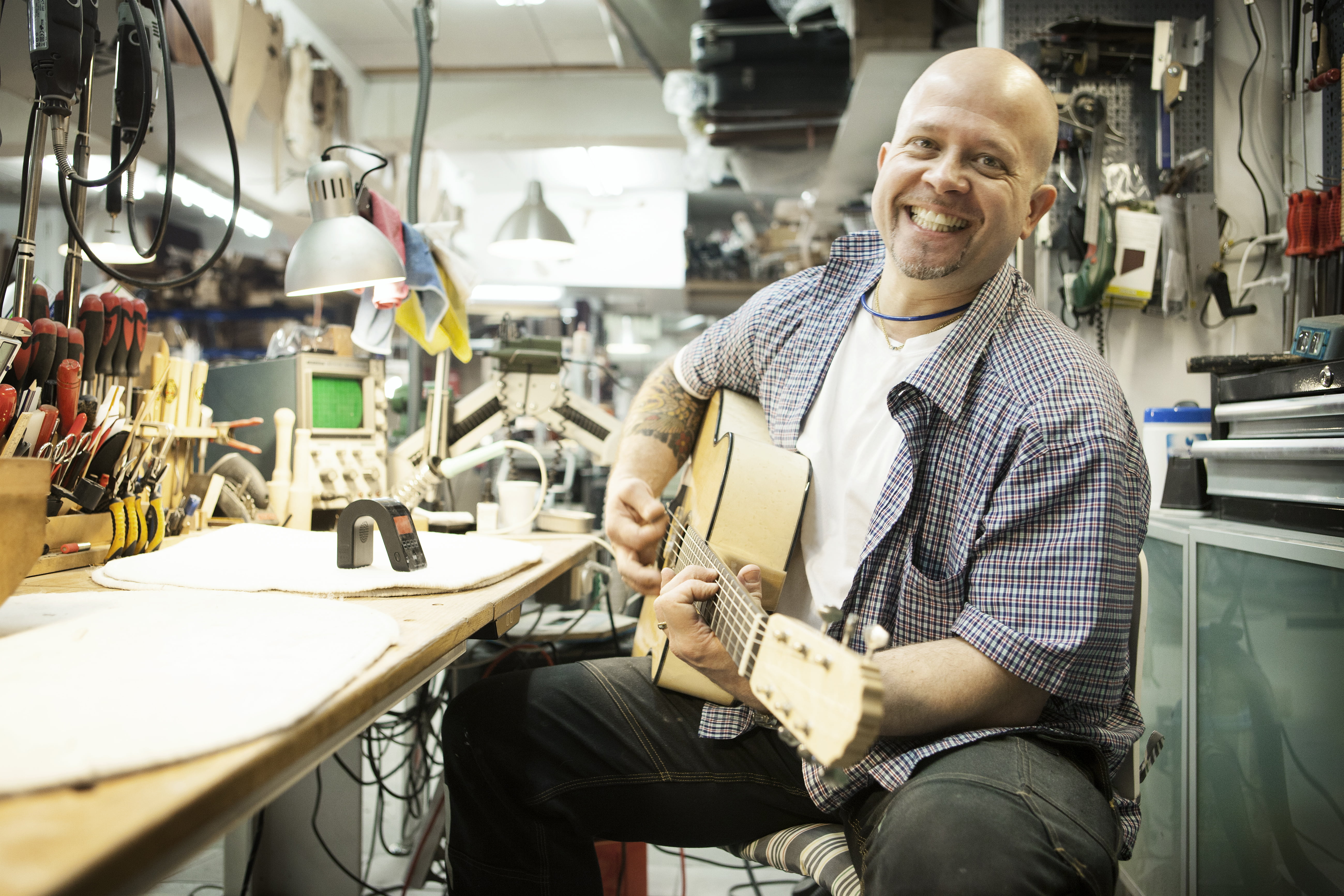 En gitarspillende håndverker