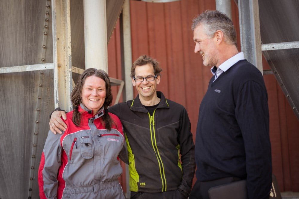 Rådgiver sammen med to bønder