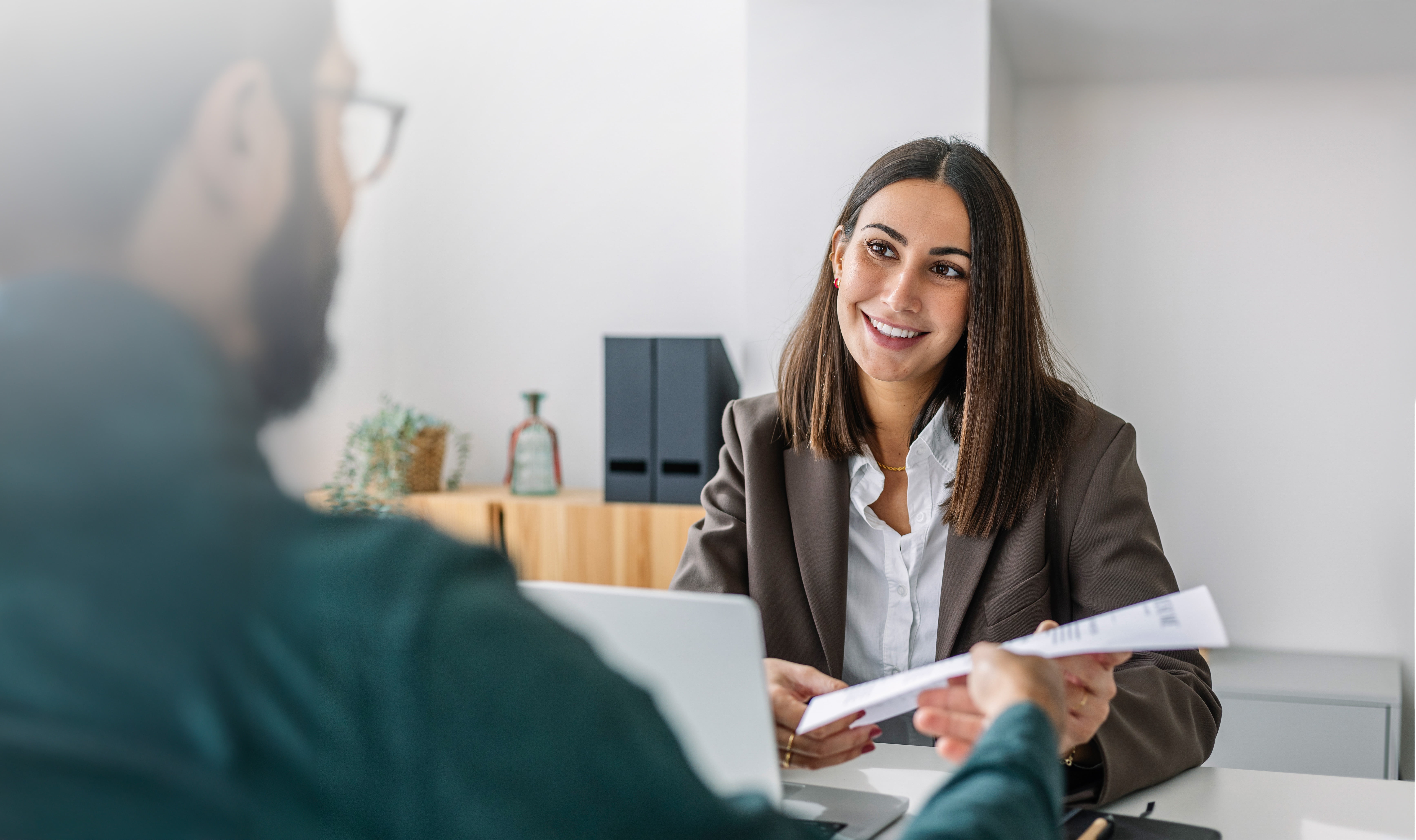 Kvinnelig rådgiver smiler til kunde.